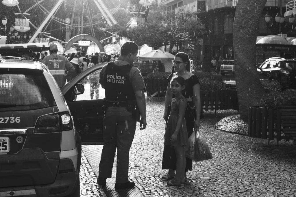 Policía realizando control vehicular en la Av. Bélgica y Av. Paraguay, Salta