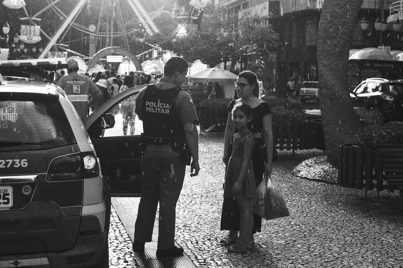 Policía realizando control vehicular en la Av. Bélgica y Av. Paraguay, Salta