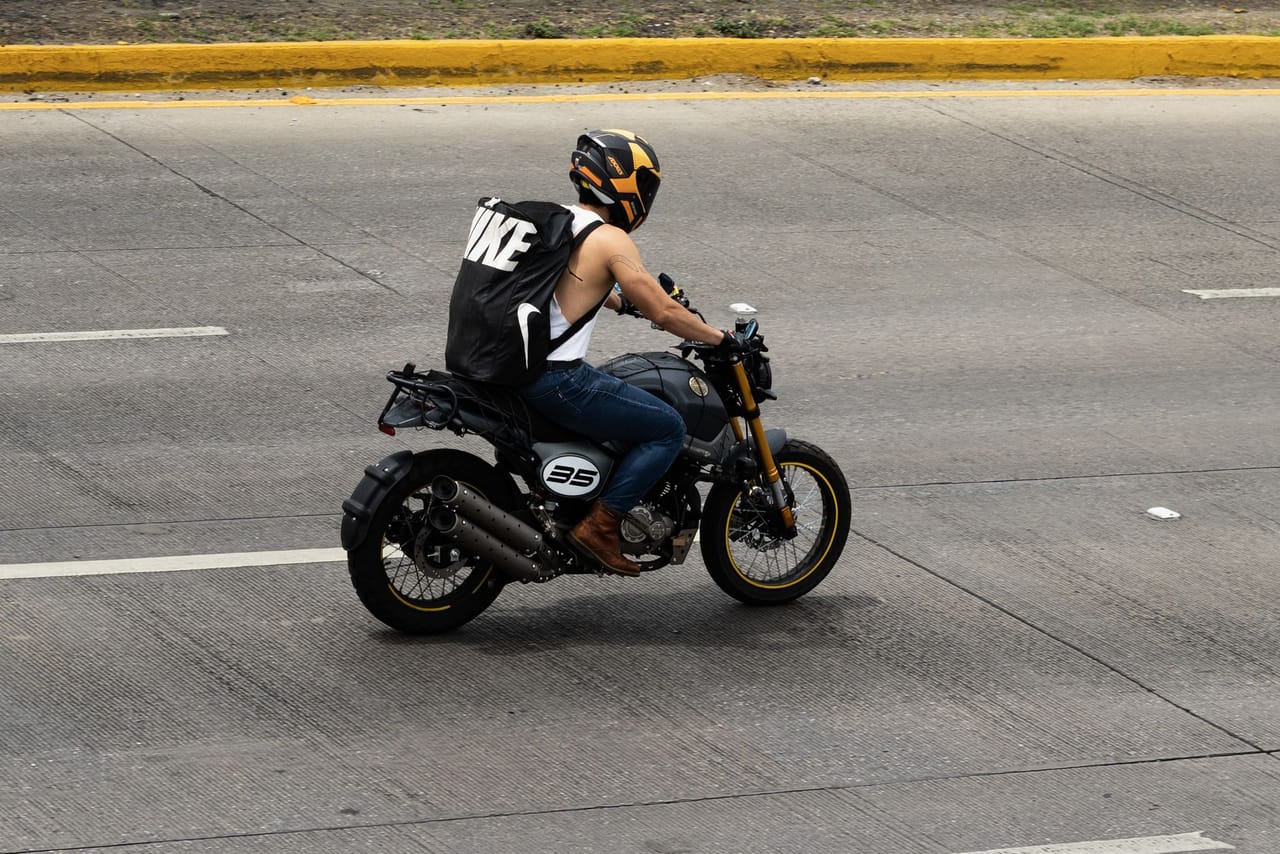 Patrulla policial de Salta inspeccionando una motocicleta detenida por portar mochilas con marihuana