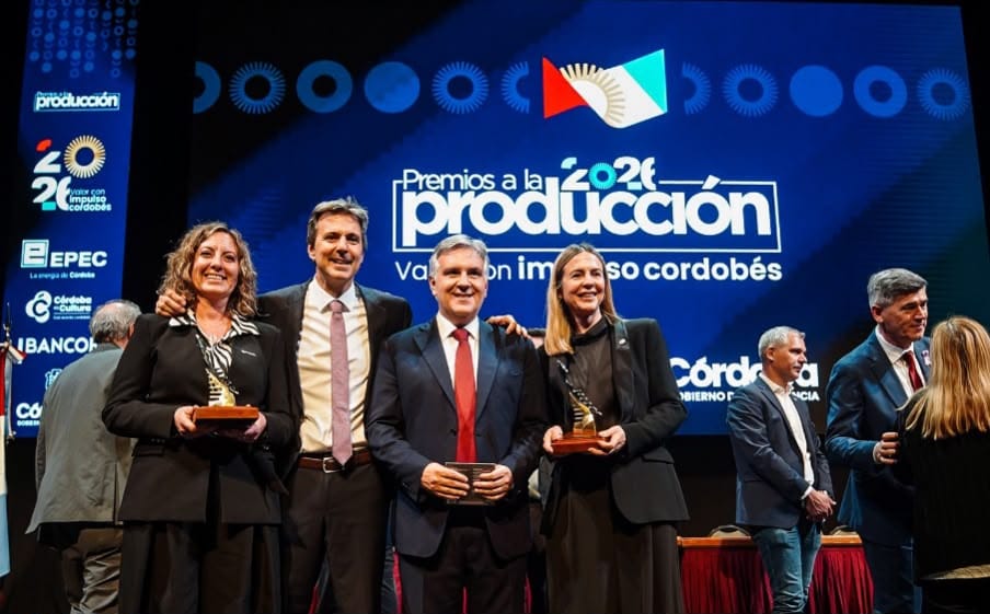 Imagen de la ceremonia de entrega de los Premios a la Producción 2026 en Córdoba, con representantes del sector productivo y científico.