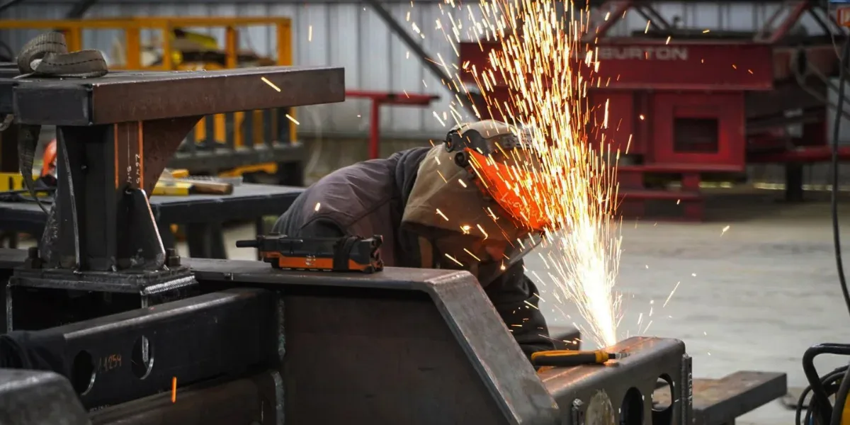 Gráfica que muestra la evolución mensual y anual de la producción industrial en Argentina