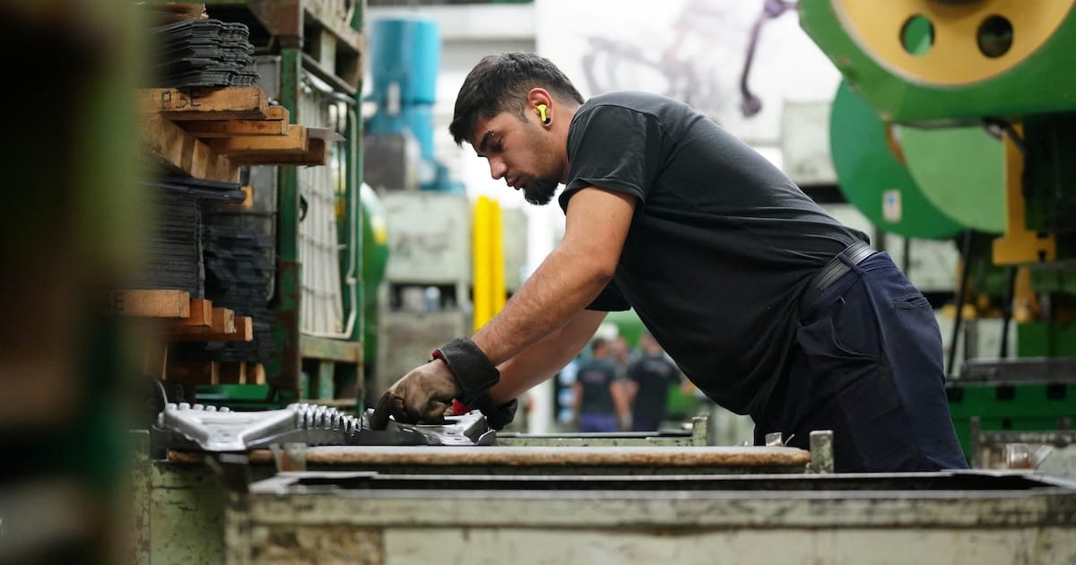 Gráfica que muestra la disminución de la producción industrial y el empleo en Argentina durante 2026