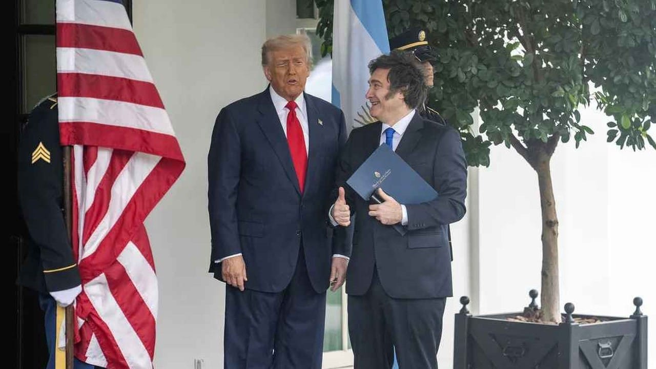 Bandera de Argentina junto a la de Estados Unidos en una mesa de negociaciones del G20 en Milwaukee