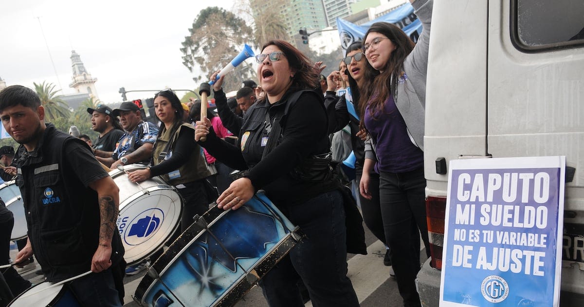 Manifestantes de la CGT frente al edificio del ex‑Ministerio de Producción, sosteniendo pancartas que reclaman la defensa de la producción industrial.