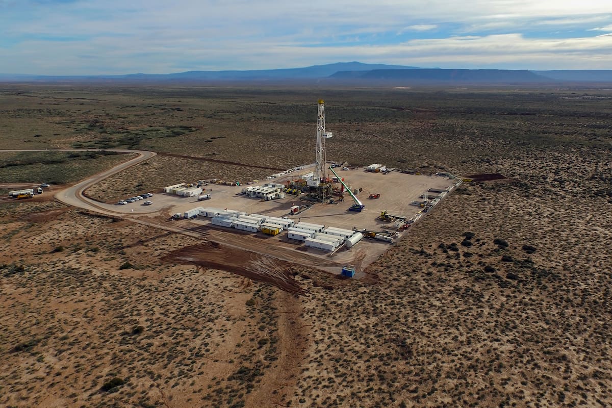 Vista aérea del complejo de extracción de Vaca Muerta, mostrando plataformas y equipos de perforación.