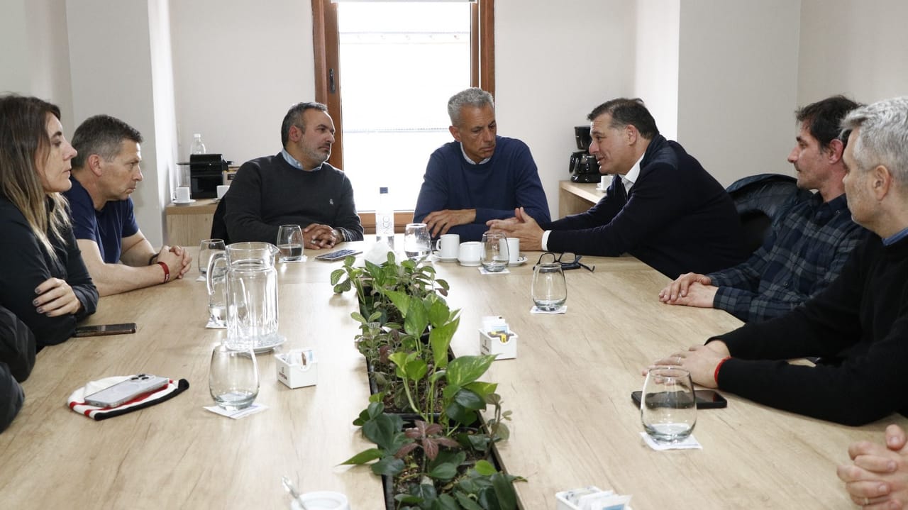 Firma del convenio de cooperación entre representantes de Río Negro y Córdoba en la sede de la Asociación Empresaria Hotelera Gastronómica de Bariloche