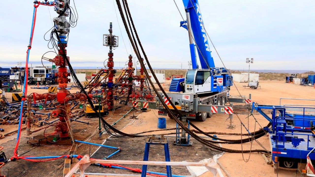 Gráfica que muestra el crecimiento de la producción minera en agosto de 2026 y la caída de la extracción de piedra caliza y yeso