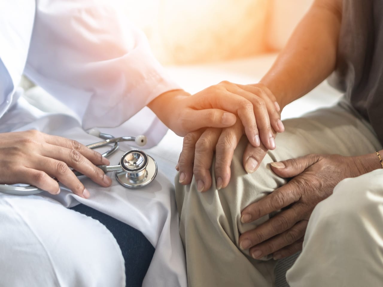 Frasco de levodopa sobre fondo blanco, representando el medicamento esencial para pacientes con Parkinson