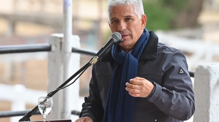 Gobernador Claudio Poggi hablando en el escenario de la 79ª Exposición Rural de San Luis, rodeado de productores y autoridades.
